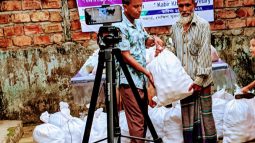 হাজী তোতাব খান ও সুফিয়া খাতুন ট্রাস্ট এর অর্থায়নে এর পক্ষ থেকে খাদ্যসামগ্রী বিতরণ