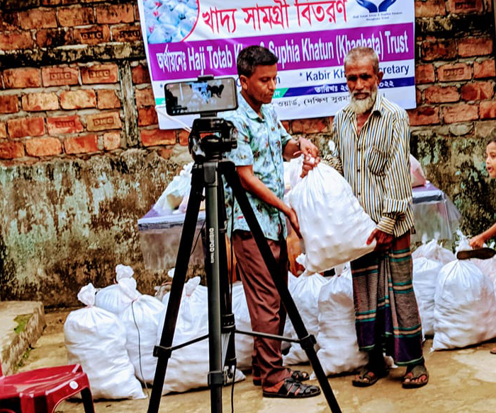 হাজী তোতাব খান ও সুফিয়া খাতুন ট্রাস্ট এর অর্থায়নে এর পক্ষ থেকে খাদ্যসামগ্রী বিতরণ